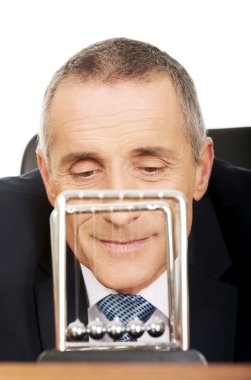 İşadamı Office newton toplarla oynuyor