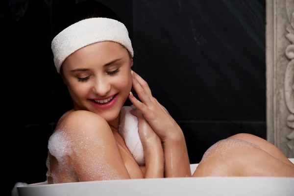 Mujer de baño relajante en el baño . —  Fotos de Stock