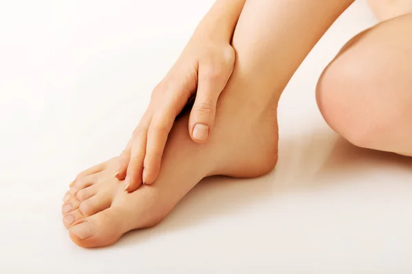 Vrouw haar voet masseren — Stockfoto