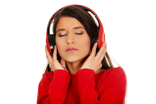 Femme avec écouteurs écouter de la musique. — Photo