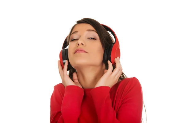 Vrouw met koptelefoon luisteren muziek. — Stockfoto