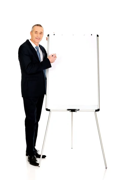 Escrita executiva masculina em um flipchart — Fotografia de Stock