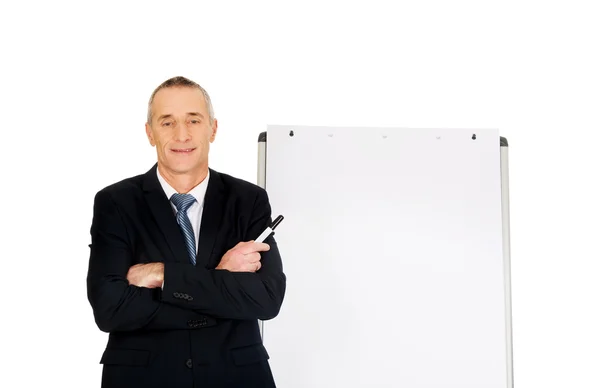 Executivo masculino perto de flip chart — Fotografia de Stock