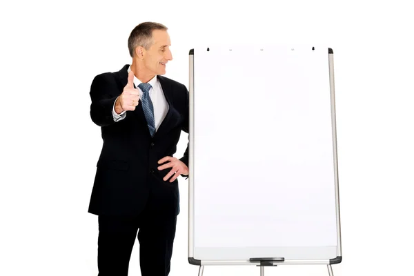 Männliche Führungskraft mit Ok-Zeichen nahe Flip-Chart — Stockfoto