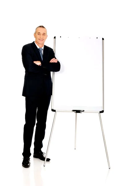 Executivo masculino pé perto de flip chart — Fotografia de Stock