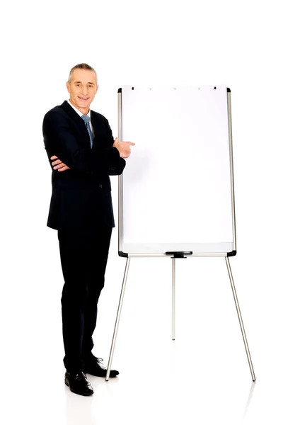 Executivo masculino apontando no gráfico flip — Fotografia de Stock
