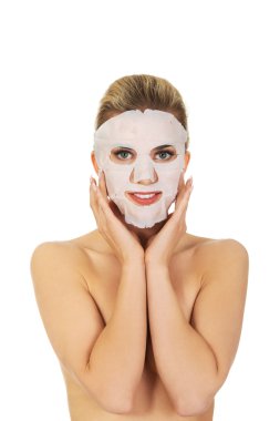 Yüz maskesi olan mutlu kadın.