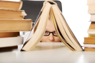 Genç kadın bir kitap saklanıyor