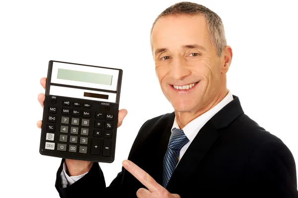 Homme d'affaires heureux pointant sur la calculatrice — Photo