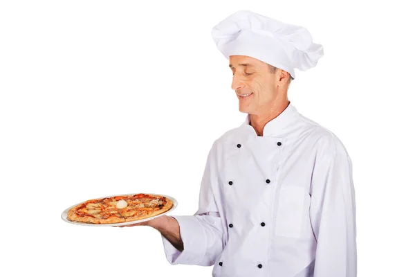 Chef padeiro com pizza italiana — Fotografia de Stock