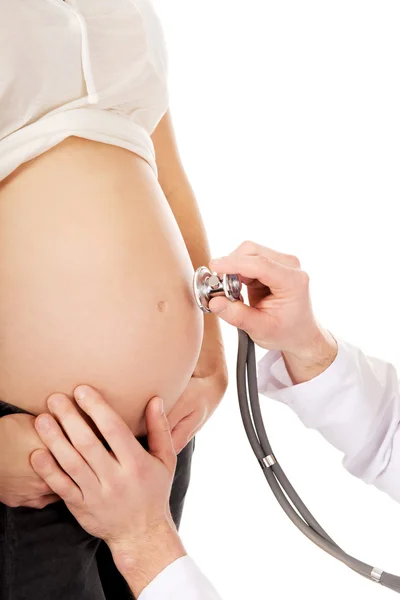 Беременная женщина проходит обследование у врача — стоковое фото