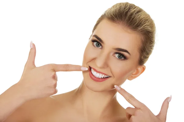 Mulher mostrando seus dentes brancos . — Fotografia de Stock