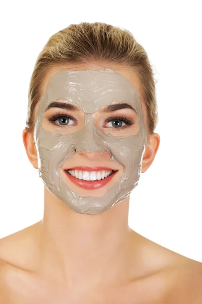 Jovem mulher feliz com máscara facial . — Fotografia de Stock