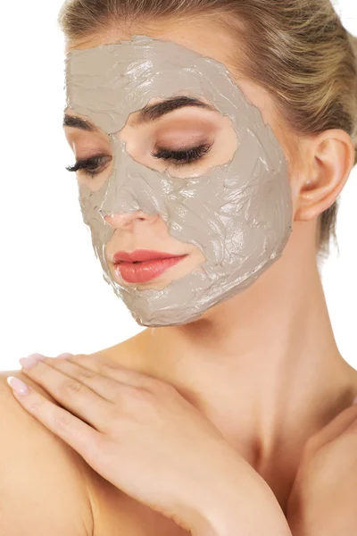 Giovane donna con maschera facciale — Foto Stock