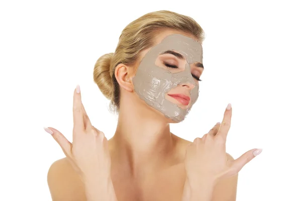 Joven mujer feliz con máscara facial . — Foto de Stock