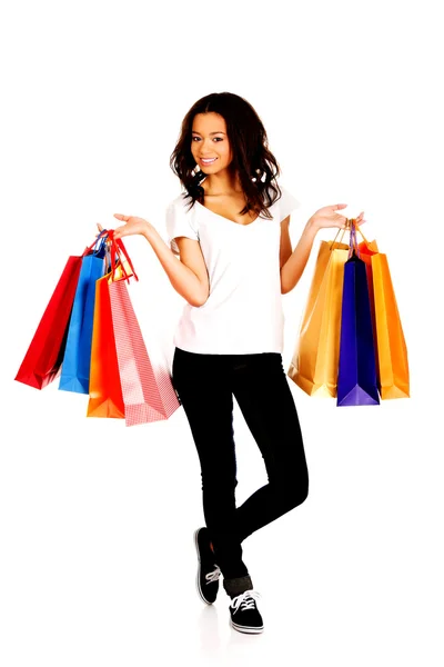 Gelukkig lachende vrouw met shopping tassen. — Stockfoto