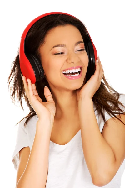 Mujer con auriculares escuchando música. —  Fotos de Stock