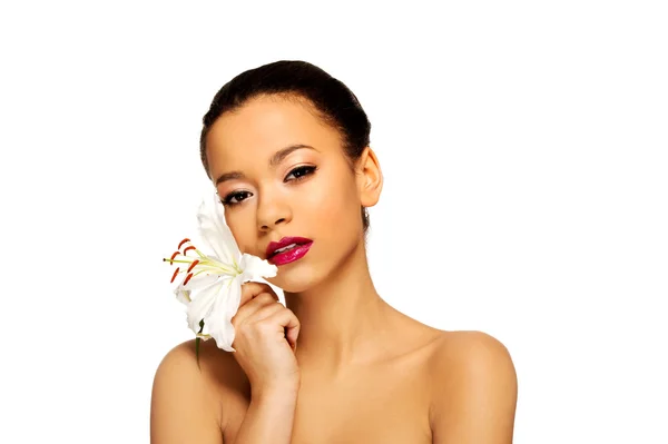 Beauty face of woman with lily flower. — Stock Photo, Image