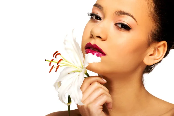Schoonheid gezicht van vrouw met lily bloem. — Stockfoto