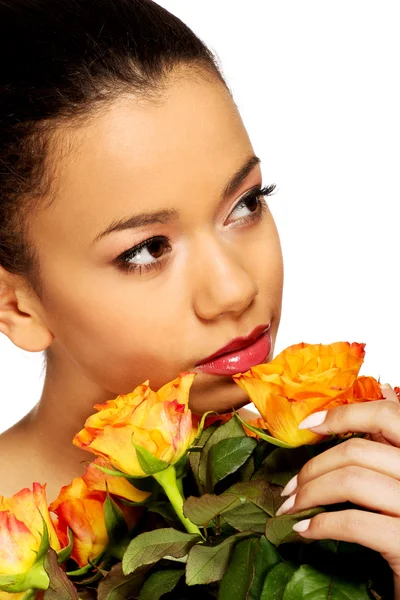 Ομορφιά αφρικανή με τριαντάφυλλα. — Φωτογραφία Αρχείου