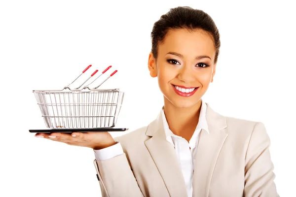 Mujer de negocios con carrito de compras y tableta . — Foto de Stock