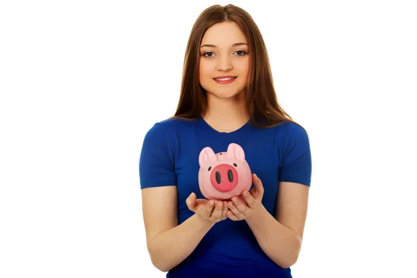 Adolescente mujer holding piggybank . — Foto de Stock