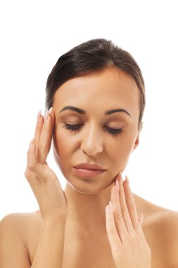 Onun yüzünü dokunaklı kadın