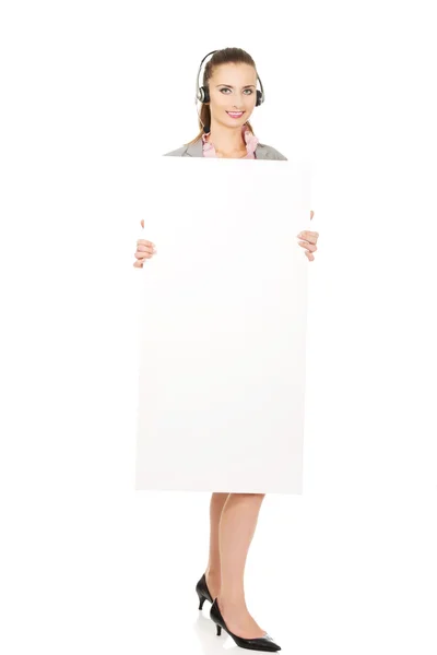 Mujer sosteniendo banner vacío . —  Fotos de Stock