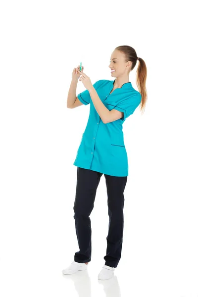 Sjuksköterska med spruta i handen. — Stockfoto