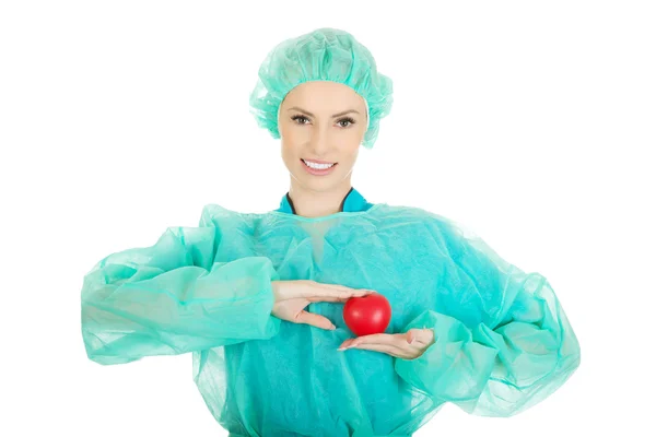 Medico chirurgo donna con cuore . — Foto Stock