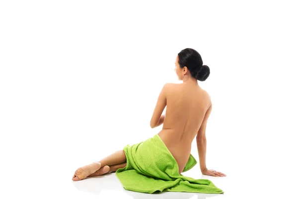 Kobieta siedząca w ręczniku — Zdjęcie stockowe