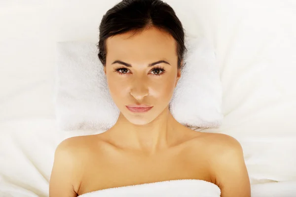 Woman lying on a towel in spa — Stock Photo, Image
