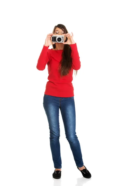 Donna che scatta una foto con una macchina fotografica . — Foto Stock