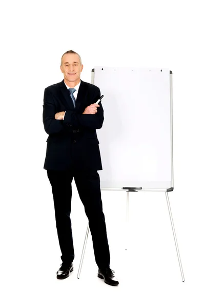 Executivo masculino pé perto de flip chart — Fotografia de Stock