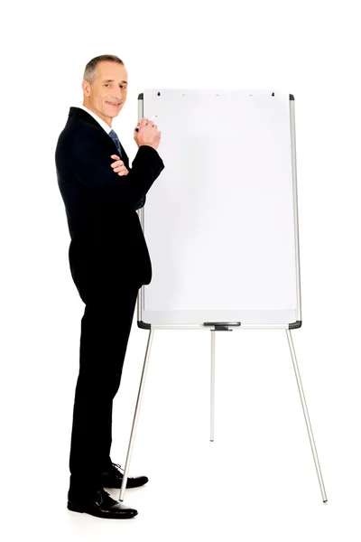 Scrivere un dirigente maschio su un flipchart — Foto Stock