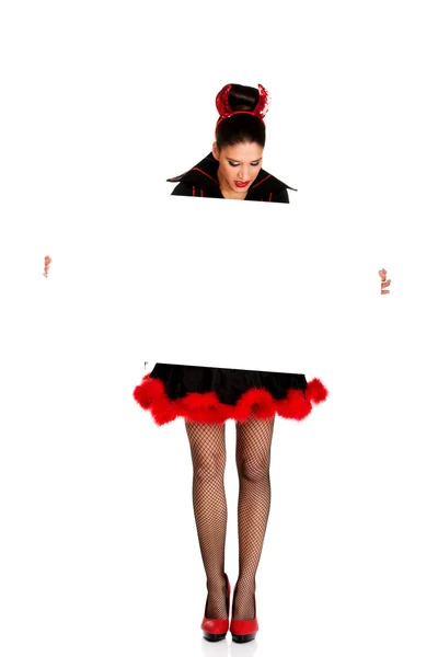 Donna in costume da diavolo con banner vuoto . — Foto Stock