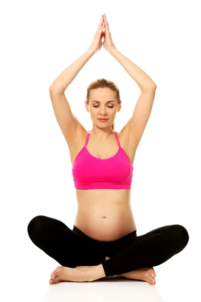 Těhotná žena relaxuje při józe — Stock fotografie
