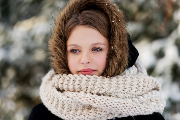 Νεαρή γυναίκα υπαίθρια το χειμώνα — Φωτογραφία Αρχείου