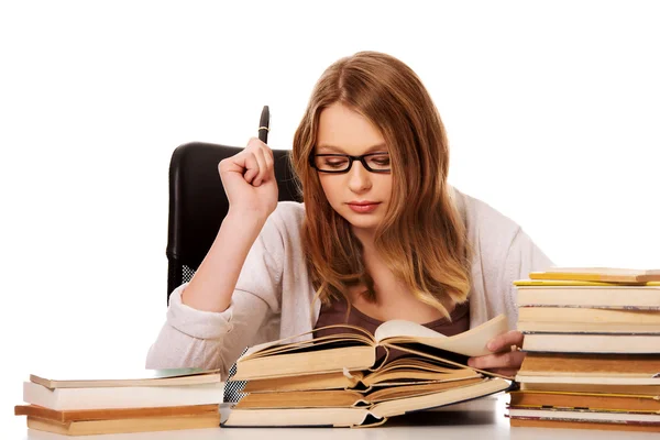 Mujer joven aprendiendo a examinar —  Fotos de Stock