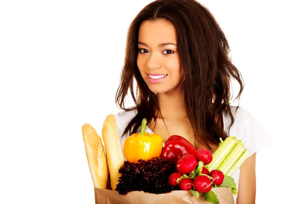 Femme avec épicerie et légumes . — Photo