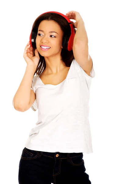 Donna con cuffie ascoltare musica. — Foto Stock