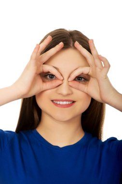 gözler mükemmel işaret gösteren kadın.