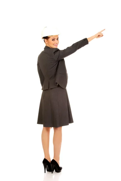 Mujer de negocios en sombrero duro apuntando hacia arriba . —  Fotos de Stock