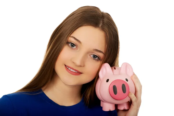 Tonåriga kvinna anläggning piggybank. — Stockfoto