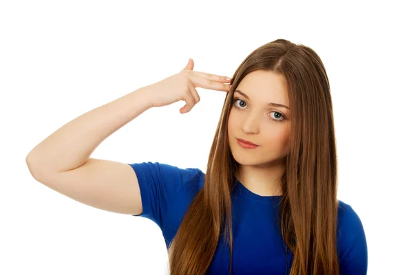 Verzweifelte Frau macht Waffenschein. — Stockfoto