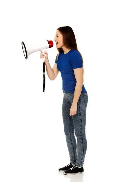 Kobieta krzyczy z megafon. — Zdjęcie stockowe