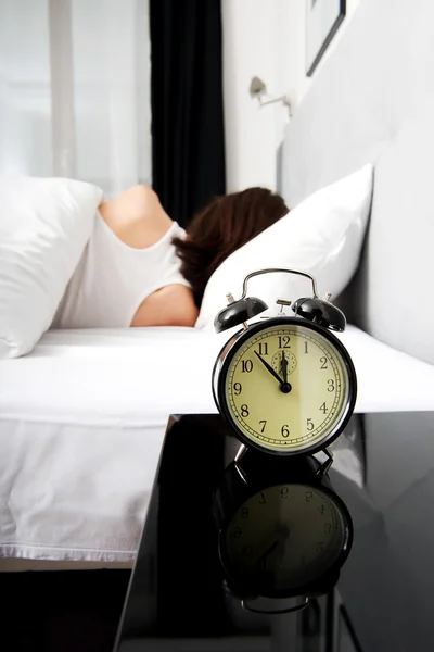 Mujer durmiendo en la cama. —  Fotos de Stock