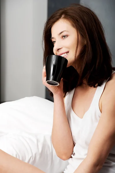 ベッドでコーヒーを飲む女. — ストック写真