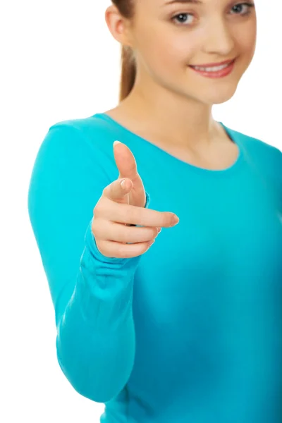 Leende ung kvinna som pekar på dig. — Stockfoto