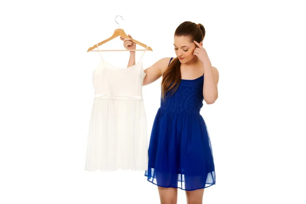 Frau im Kleid überlegt, was sie anziehen soll. — Stockfoto